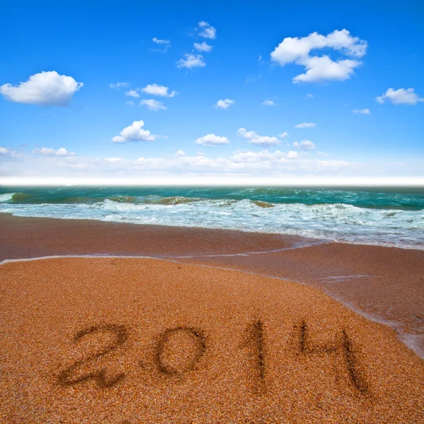 Señal de año nuevo en la playa del mar — Foto de Stock