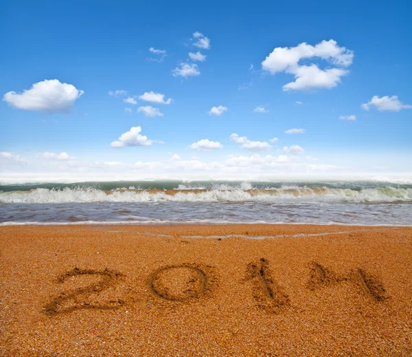 Sinal de ano novo na praia do mar — Fotografia de Stock