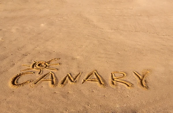 カナリアは書かれた言葉の砂のビーチ — ストック写真