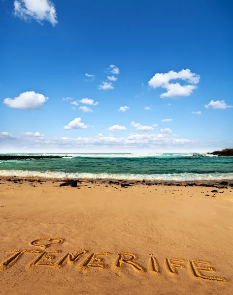 Plage de sable avec écrit Tenerife — Photo