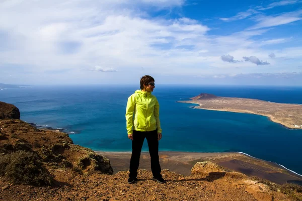 Turist kadının üstüne kaya — Stok fotoğraf