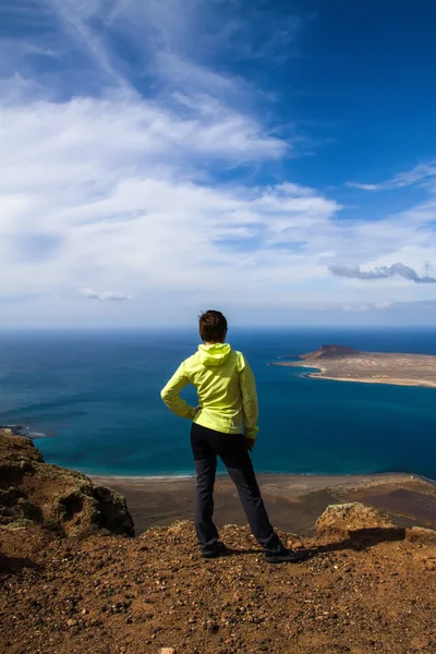 Turista mujer en la cima de la roca — Foto de Stock