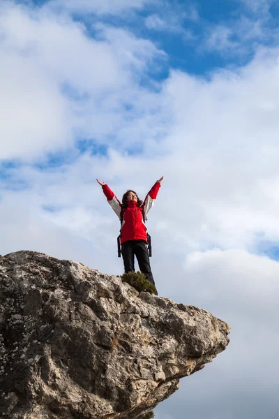 Mujer en la cima de la roca — Foto de Stock