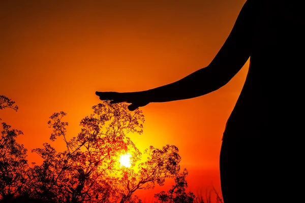 Silhueta do corpo da mulher ao pôr do sol — Fotografia de Stock