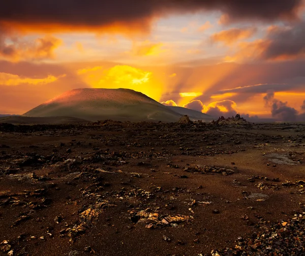 Puesta de sol sobre el volcán —  Fotos de Stock
