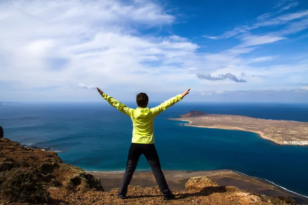 Turista mujer en la cima de la roca — Foto de Stock