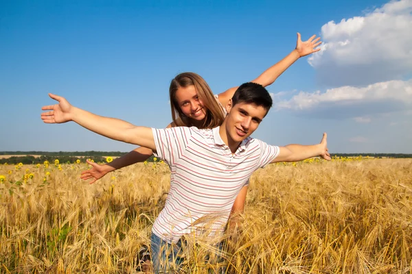 Teenie-Paar auf dem Weizenfeld — Stockfoto