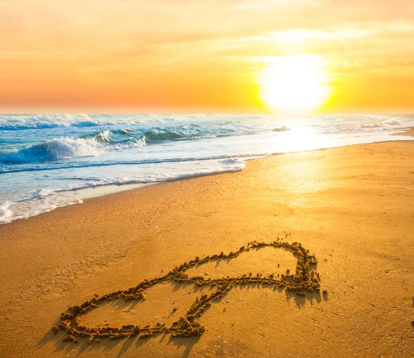 Twee harten op strand zand — Stockfoto