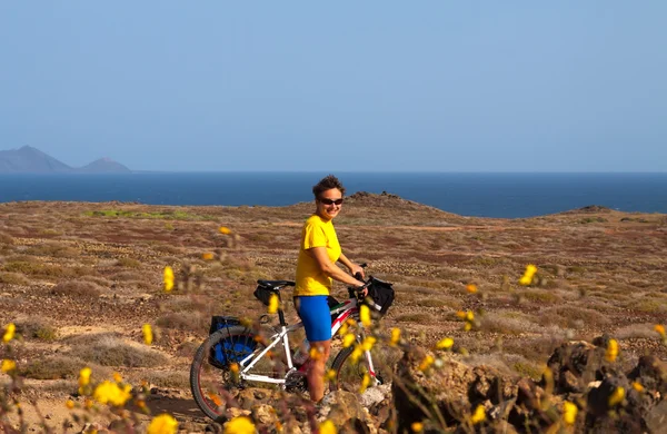 Femme avec vélo sur l'île des Canaries — Photo
