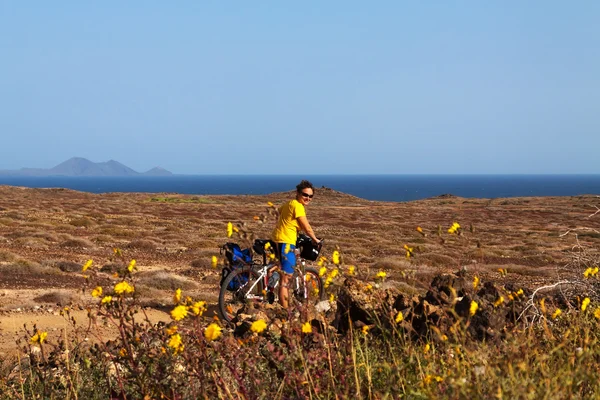 Žena s kolo na kanárském ostrově — Stock fotografie