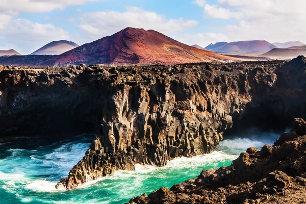 Los hervideros, pobřeží Lanzarote s vlnami — Stock fotografie