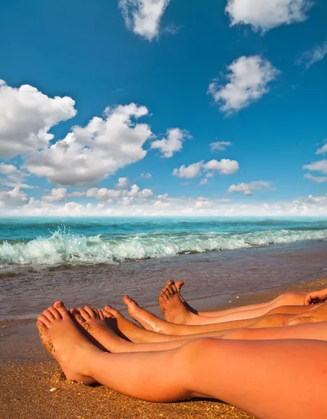 Bare feet of children on the beach — Stock Photo, Image