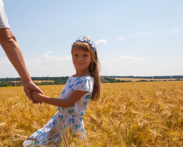 Kleines Mädchen und Vater auf dem Feld — Stockfoto