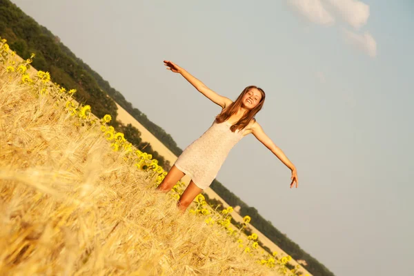 Glad ung flicka i fältet — Stockfoto