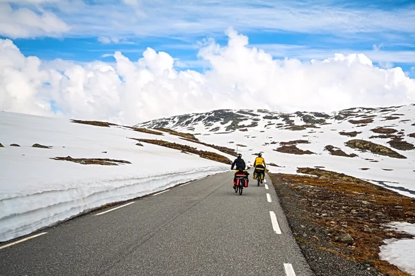 Dva motorkáři ve vysokých horách, Norsko — Stock fotografie