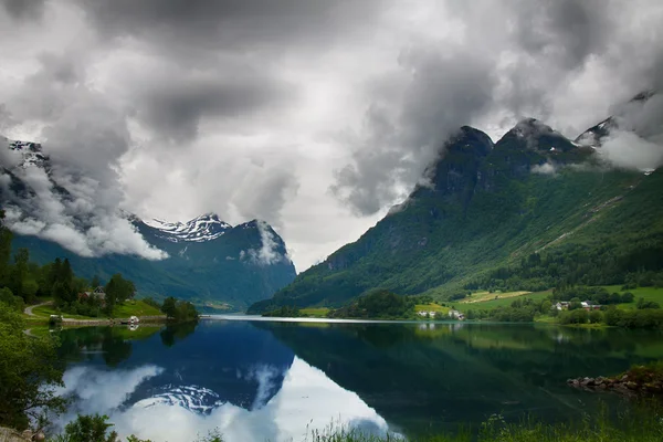 Lago de montaña en norway — Foto de Stock