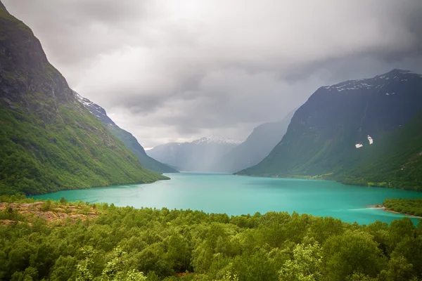 Chuva sobre lago de montanha — Fotografia de Stock