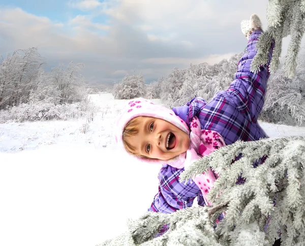 Glad liten unge spelar i snö — Stockfoto