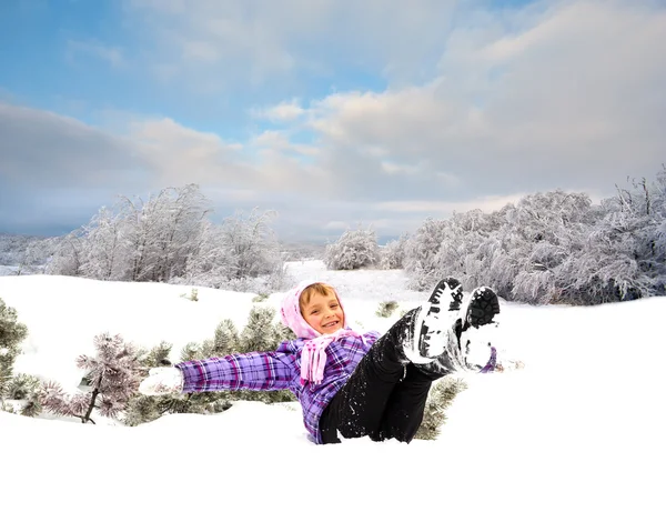 幸せな小さな子供は雪で遊ぶ — ストック写真