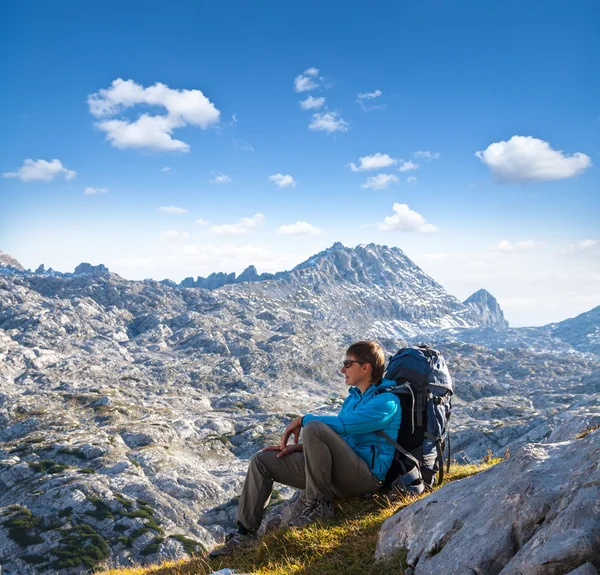 Sport woman in mountains — Stock Photo, Image