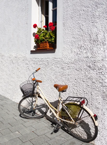 Bicicleta retro encostada a uma parede — Fotografia de Stock