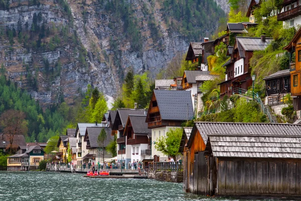 Krásné letní alpské město hallstatt — Stock fotografie