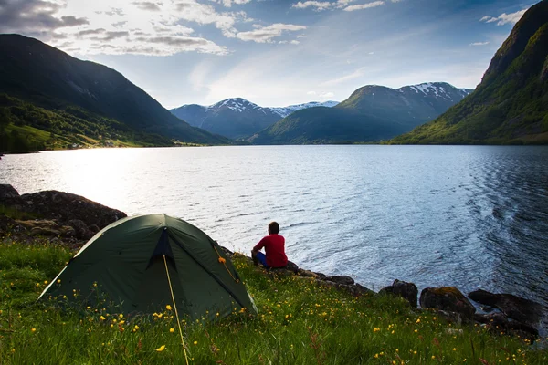 Acampar em montanhas perto do lago — Fotografia de Stock