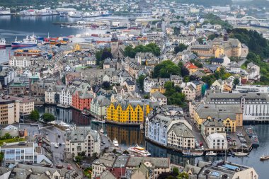 Alesund, Norveç - deniz cephesinde kasaba evleri