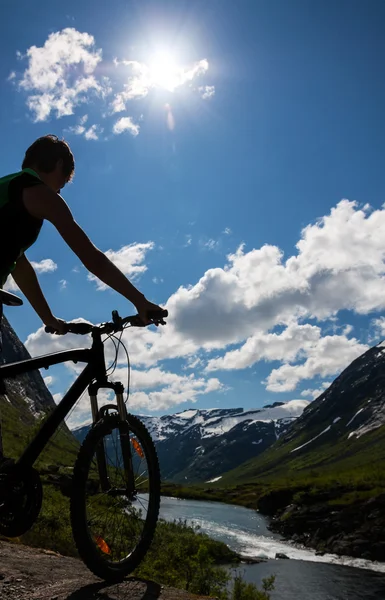Górski rower rider widok — Zdjęcie stockowe
