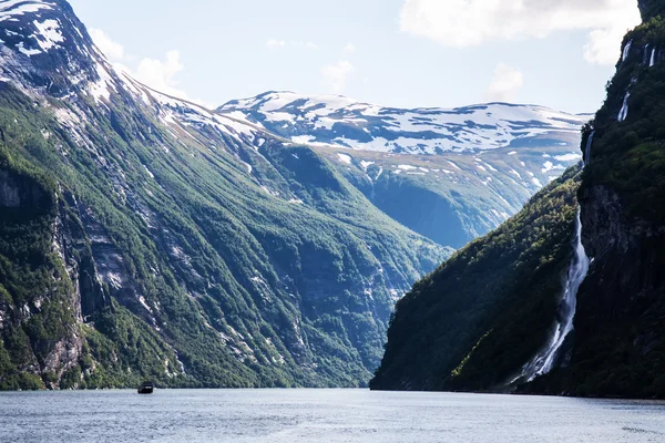 Καταρράκτη στο φιόρδ geiranger — Φωτογραφία Αρχείου