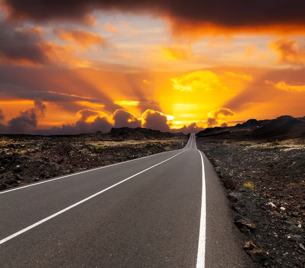 Solnedgång över vägen — Stockfoto