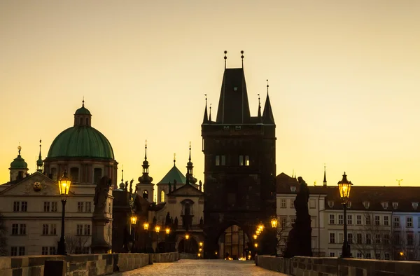 Prag charles bridge på morgonen — Stockfoto
