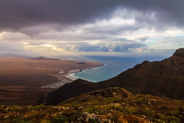 Uitzicht vanaf de top naar zee lanzarote, Spanje — Stockfoto