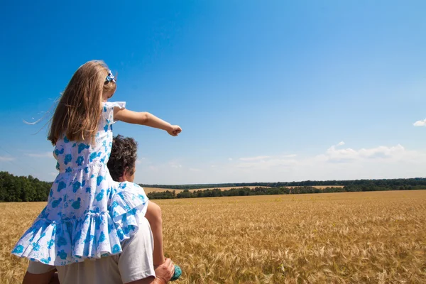 Little girl  and father on the field — Stock Photo, Image