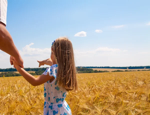 Liten flicka och far på fältet — Stockfoto