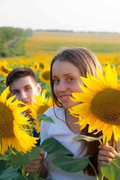 Happy teen couple having fun — Stock Photo, Image