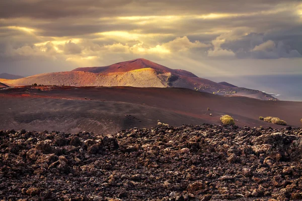 Zonsondergang over vulkaan — Stockfoto