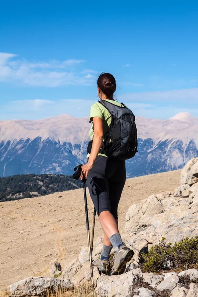 Turist kvinna på toppen av mount, — Stockfoto