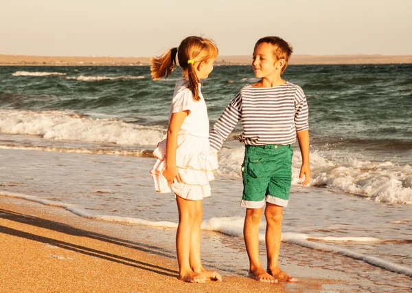 Foto de crianças felizes na praia — Fotografia de Stock