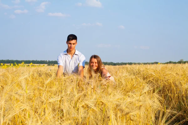 Coppia adolescente sul campo di grano — Foto Stock