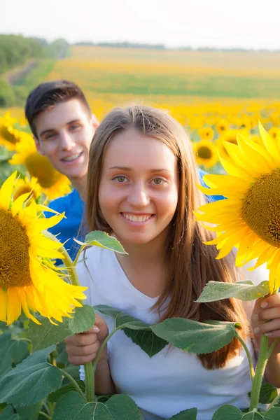 Glücklich teen pärchen mit spaß — Stockfoto