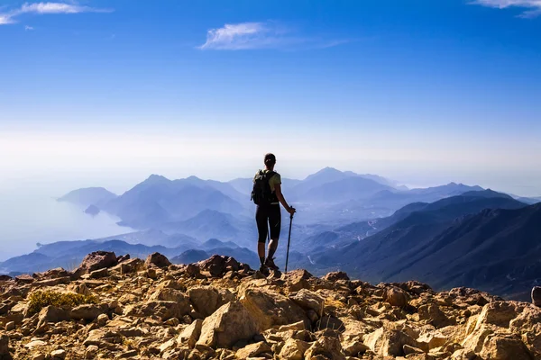 Mujer turista en la cima del monte , — Foto de Stock