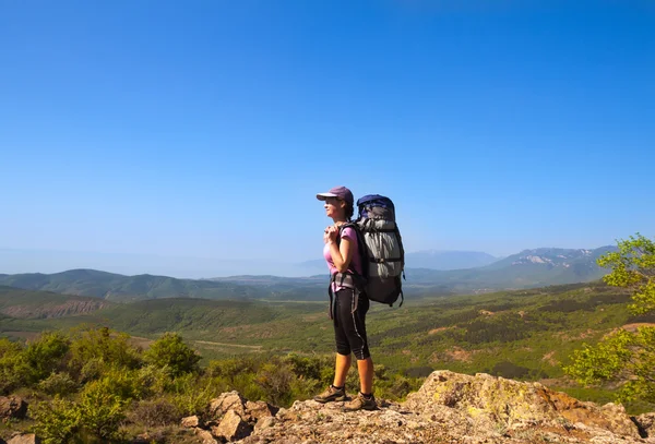 Mujer en la cima de la roca —  Fotos de Stock