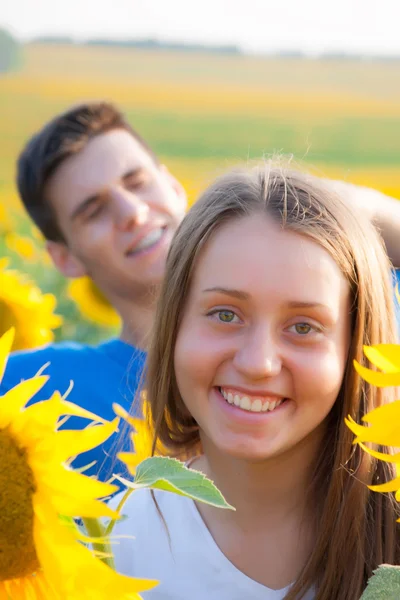 Lycklig tonåring par att ha kul — Stockfoto