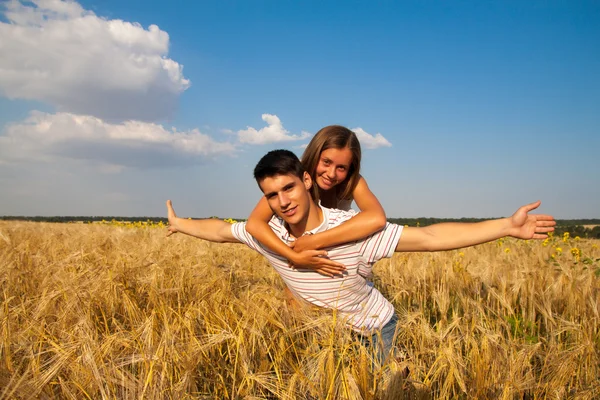 Teen couple on the wheat field — Stock Photo, Image