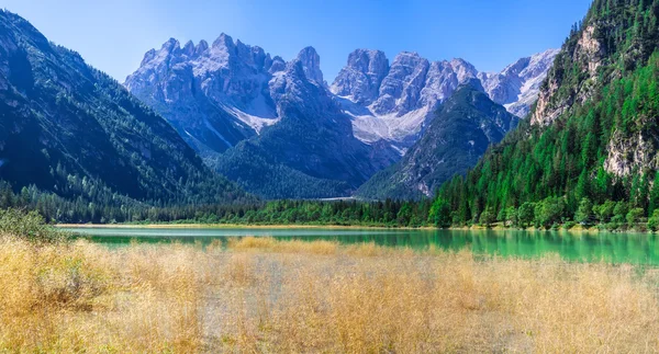 Lugn sommar italienska Dolomiterna fjällsjö — Stockfoto