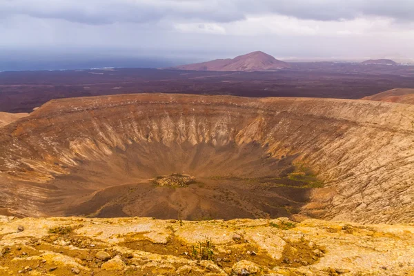 Cratera vulcânica em Timanfaya, ilha de Lanzarote — Fotografia de Stock