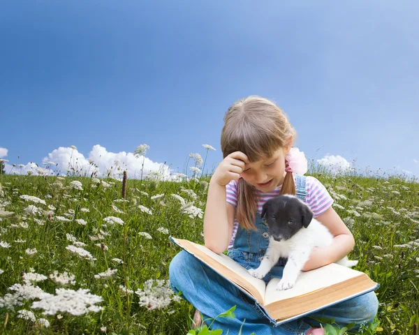 Twee vrienden - klein meisje en puppy — Stockfoto