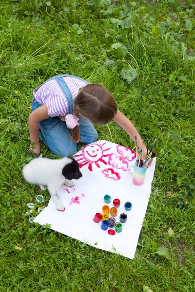 Dois amigos- menina e cachorrinho — Fotografia de Stock