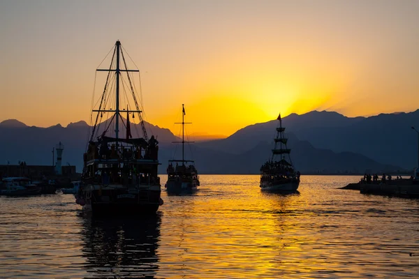 Schiff in der Bucht bei Sonnenuntergang. — Stockfoto